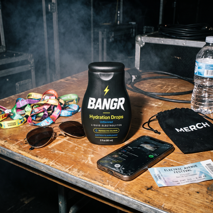BANGR på ett bord backstage på en festival