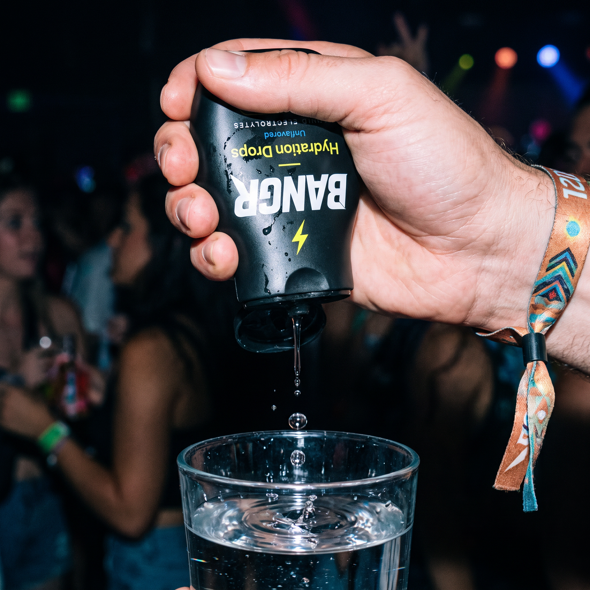 BANGR Drops squeezas ner i ett glas vatten på en klubb