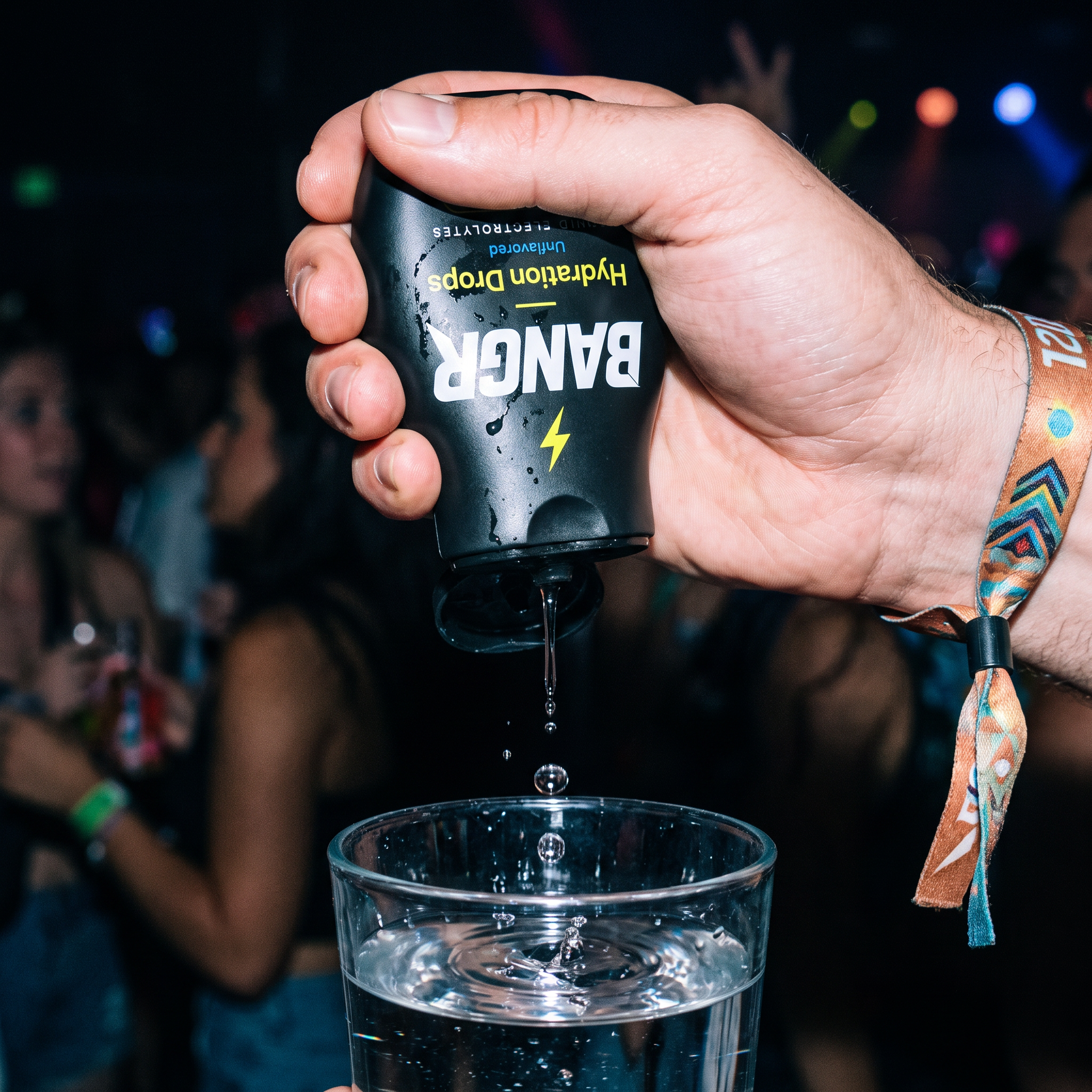 BANGR Drops squeezas ner i ett glas vatten på en klubb
